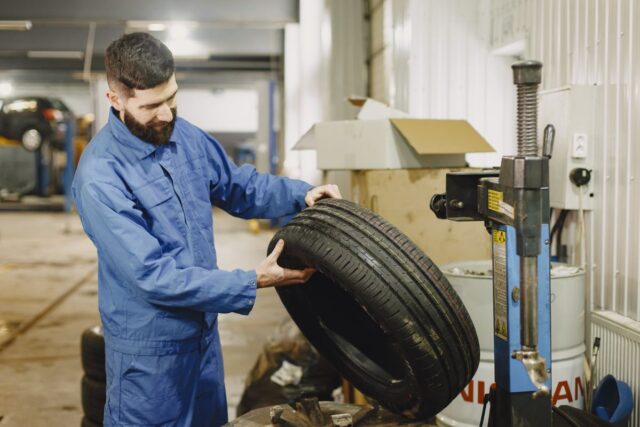 Cum citești istoricul de întreținere al unei mașini din actele de service