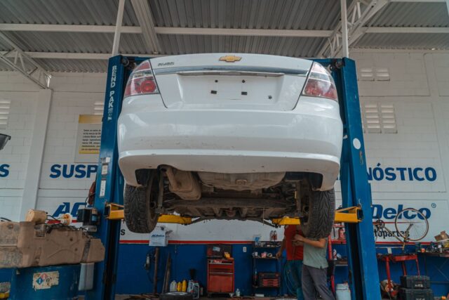 Cum montezi un radiator port-prosop în baie fără să refaci instalația