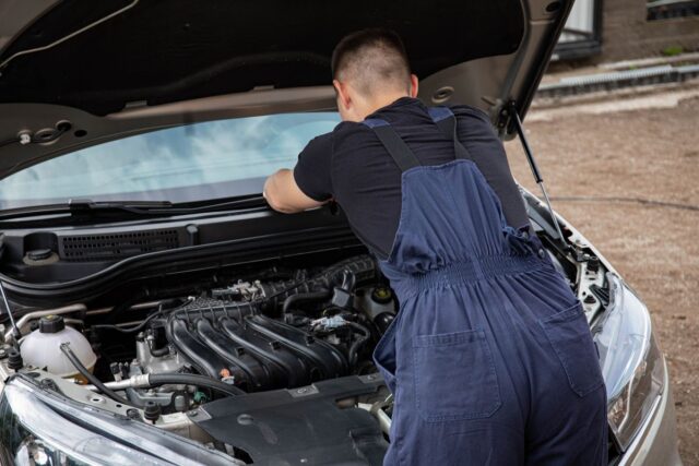 Cum verifici și completezi lichidul de răcire al motorului
